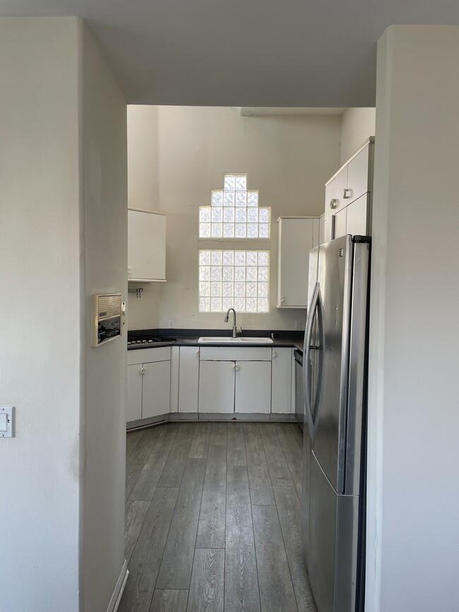 Kitchen - 1464 Loma Dr