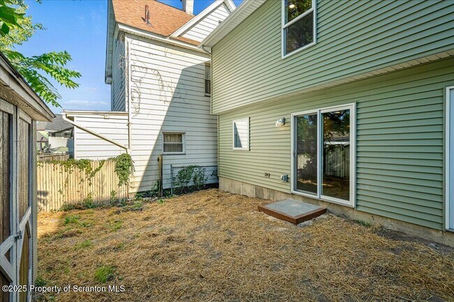 Building Photo - 822-822 Delaware St