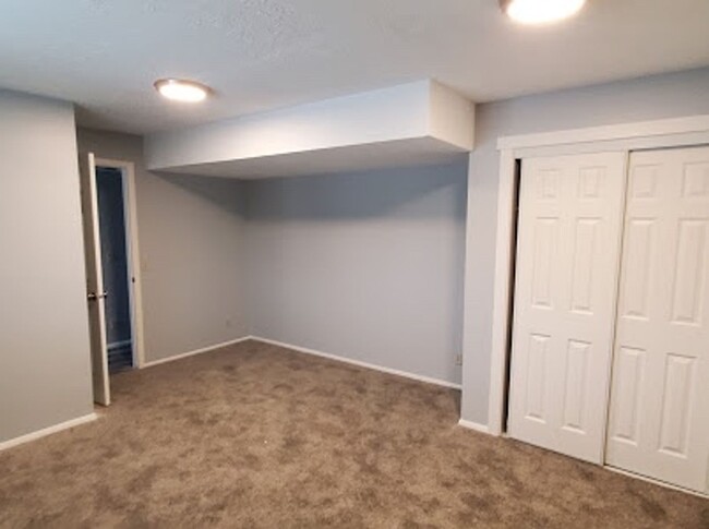 Building Photo - Remodeled 4 Bedroom In Sandy! Close To Alt...