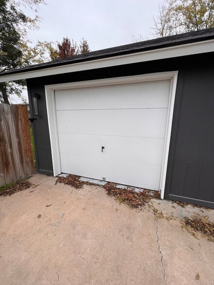 Building Photo - 2104 Lamplight Village Cir