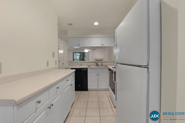 Building Photo - Updated Wyndemere Condo at Yacht Cove – Fr...