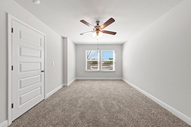 Building Photo - 1027 McLaren Cir