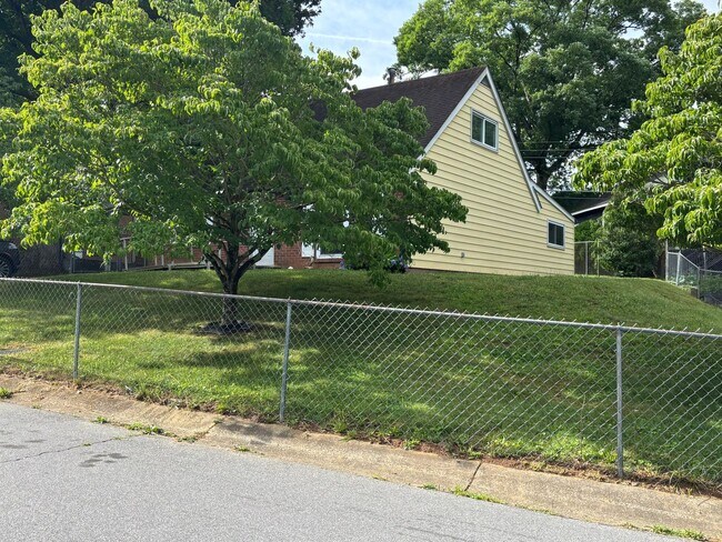 Building Photo - Charming single family home on a cul-de-sac that accepts vouchers