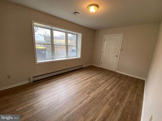 Building Photo - 2063 Hill Rd