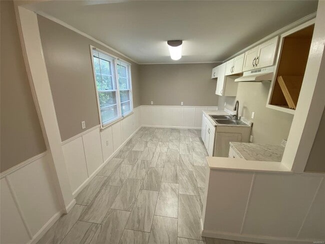 Building Photo - 3540 Farwood Dr