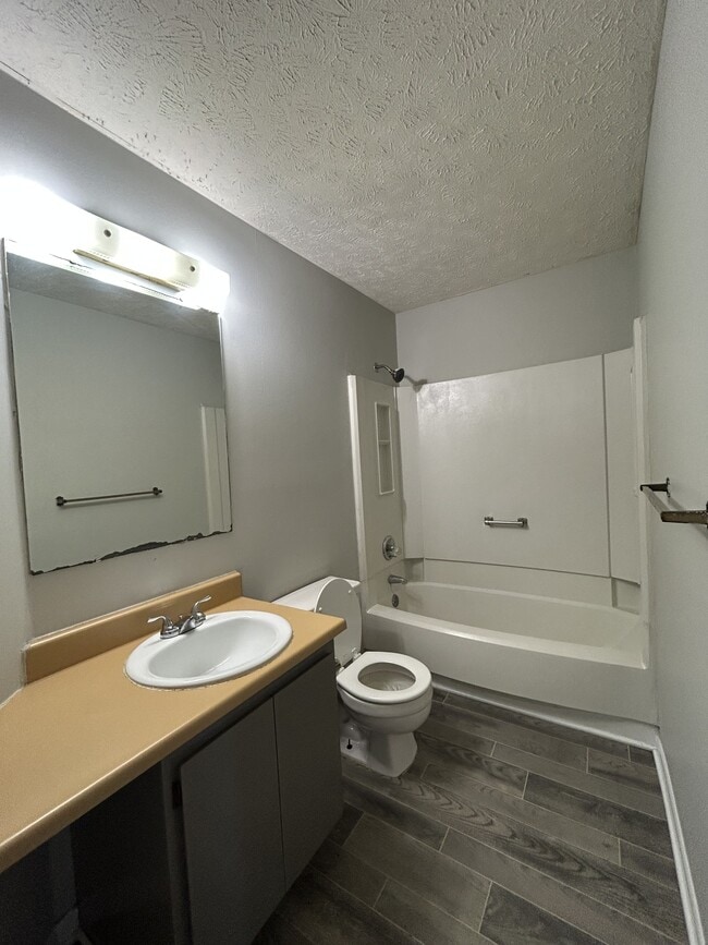 Building Photo - 945 Applewood Ln