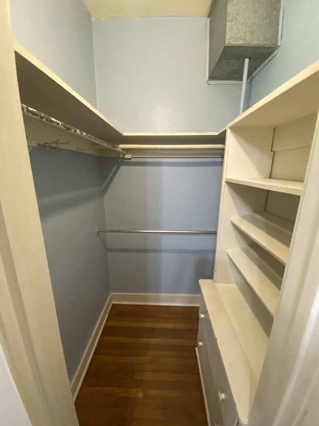 Building Photo - 247 E Lullwood Ave