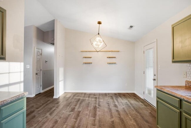 Building Photo - Adorable Richlands Home!