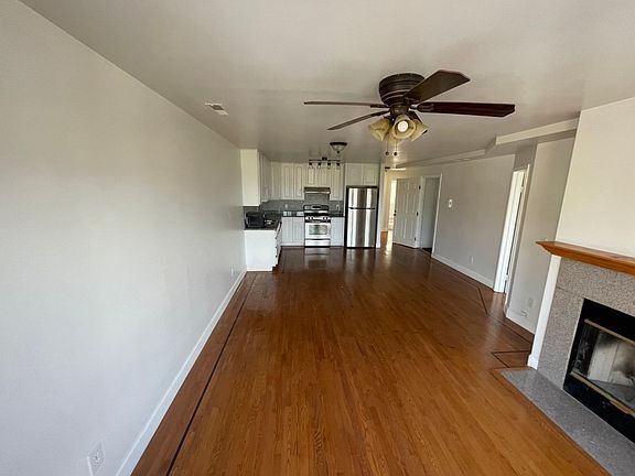living area facing kitchen - 432 Russia Ave