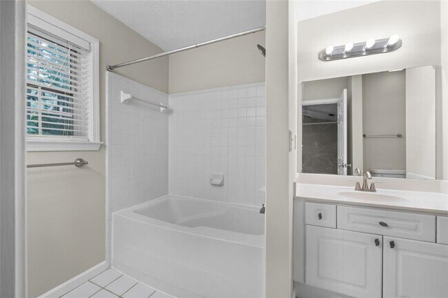 Building Photo - 2680 Pine Tree Rd NE