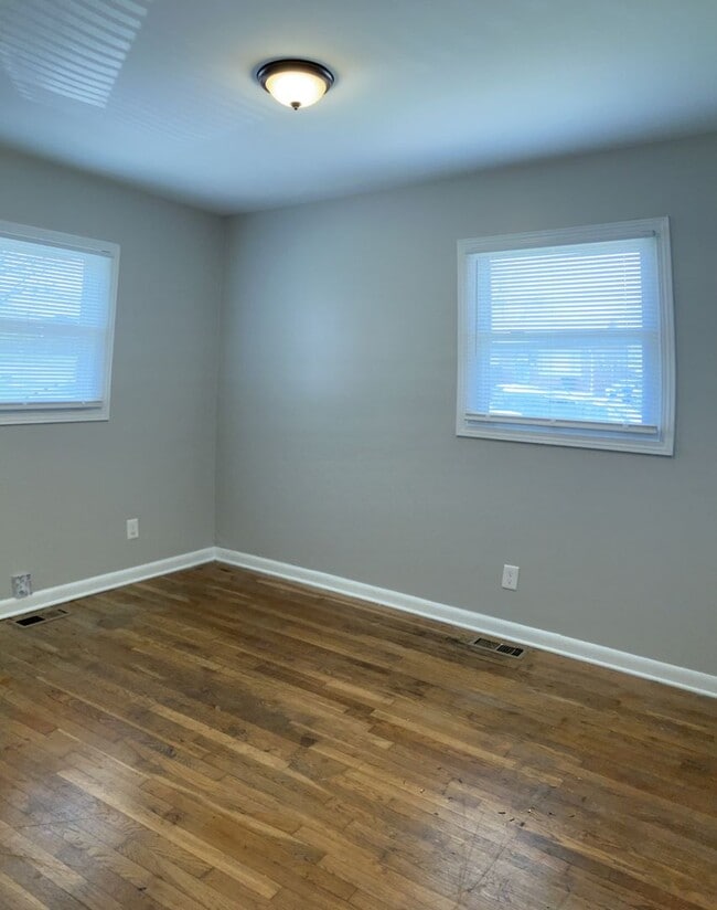 Building Photo - 170/172 Delmont Dr