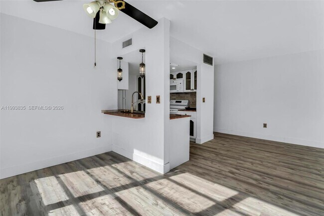 Building Photo - 285 NE 191st St