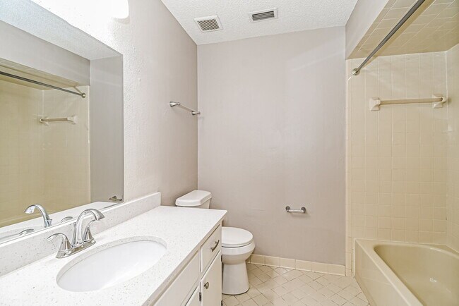 Building Photo - 810 Hardwood St