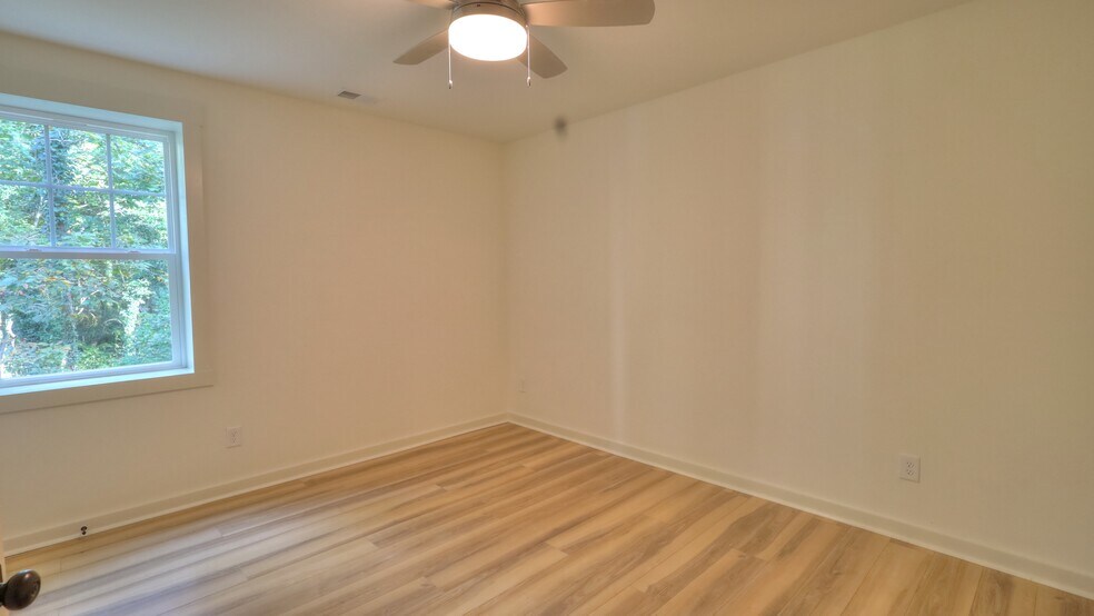 Building Photo - 345 W Stewart Ave