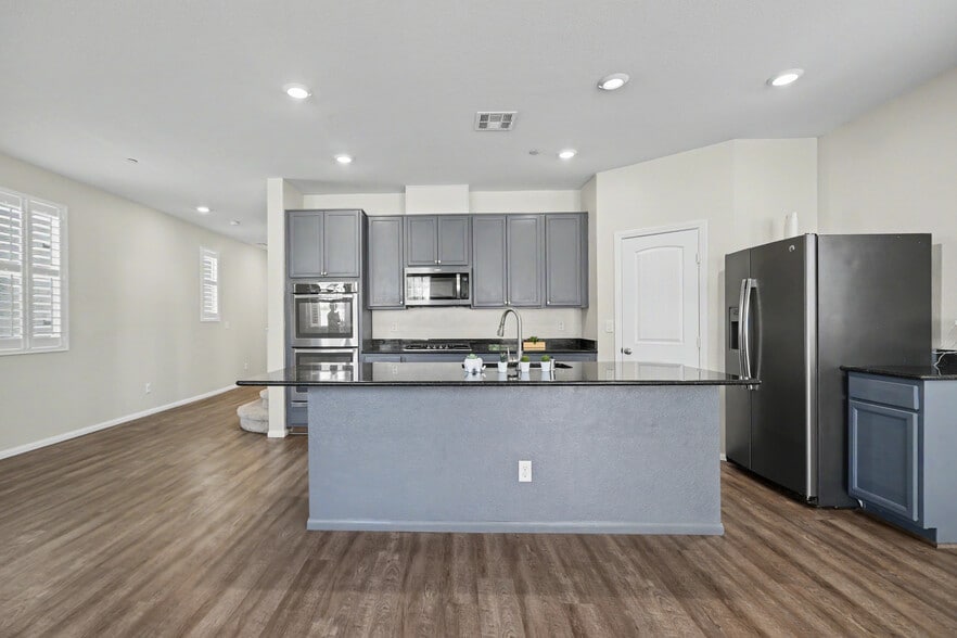 Building Photo - 2962 Duverney Ave