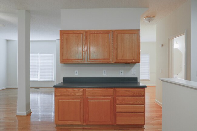 Building Photo - Beautiful home with Open Floor plan !!