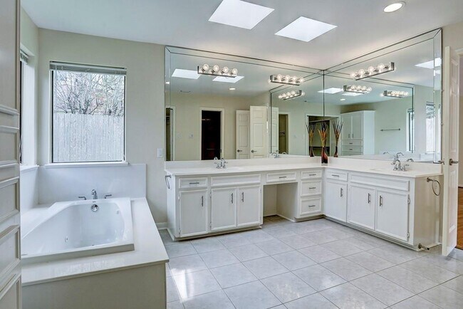 Building Photo - 13819 Starhill Ct