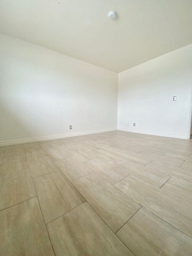 Building Photo - 16046 Wyandotte St