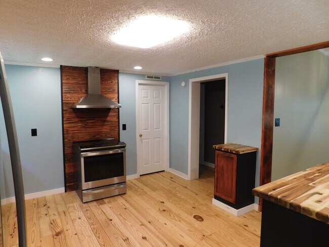 Building Photo - 900 Loftin Farm Rd