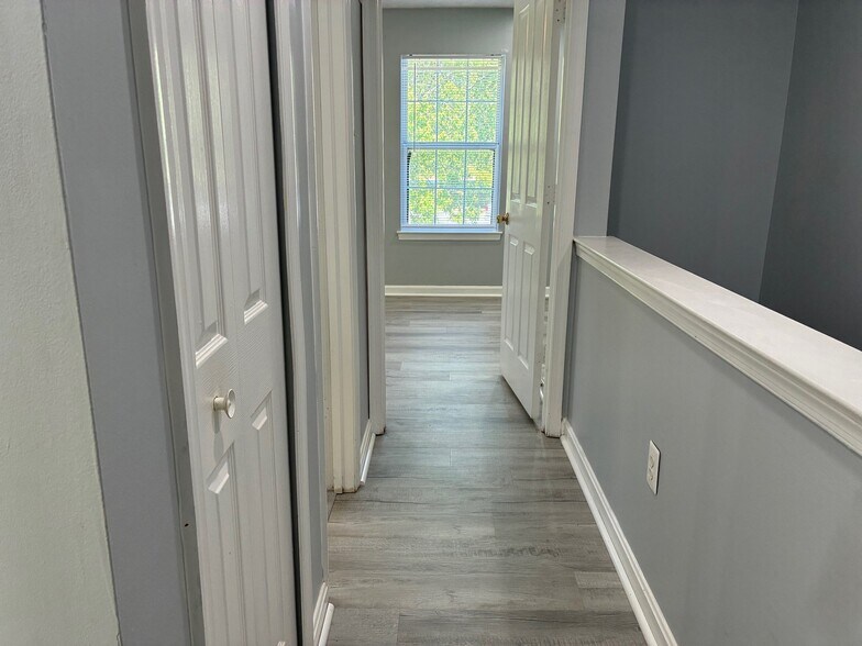 Building Photo - 659 Realm Ct W