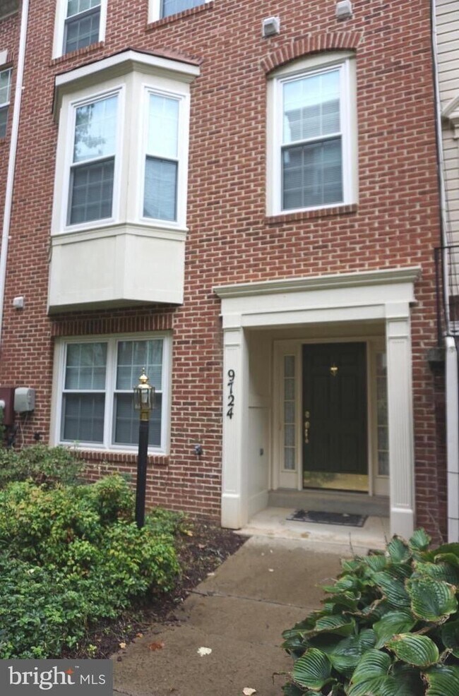 Building Photo - Beautiful Townhouse in Washingtonian Center