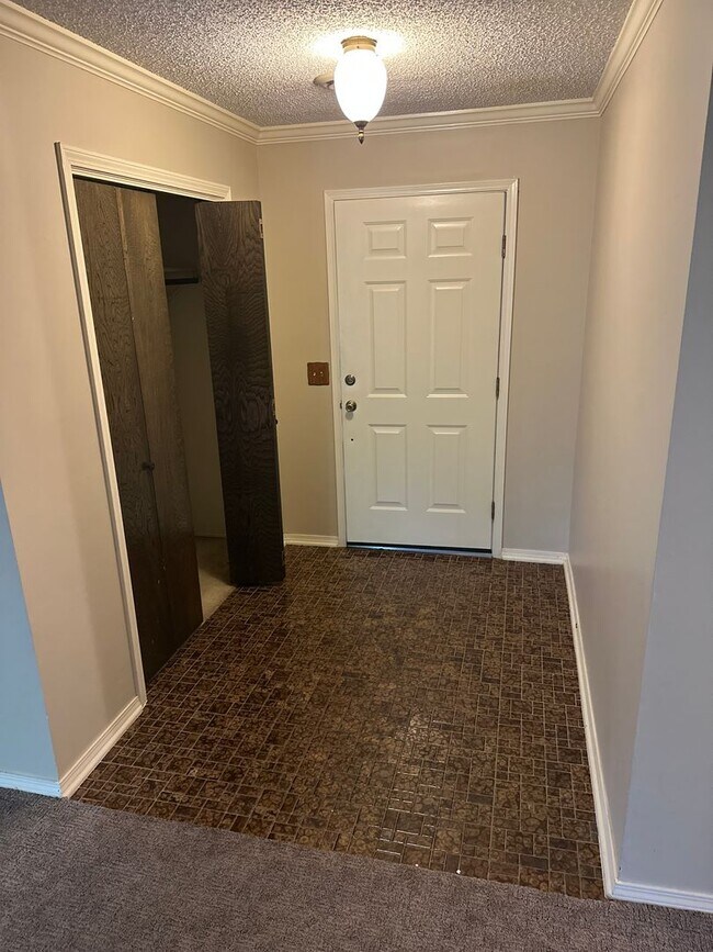 Building Photo - Available Now!  3-Bedroom, 2-Bathroom Spri...