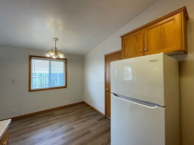 Building Photo - 1399 Chickadee Ct