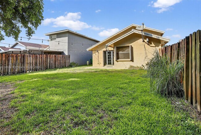 Building Photo - 581 Lakeside Cir