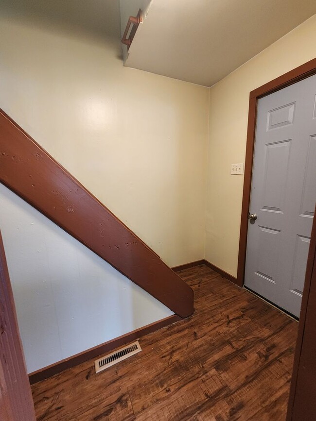 Building Photo - 4 bedroom 1 bath on corner lot