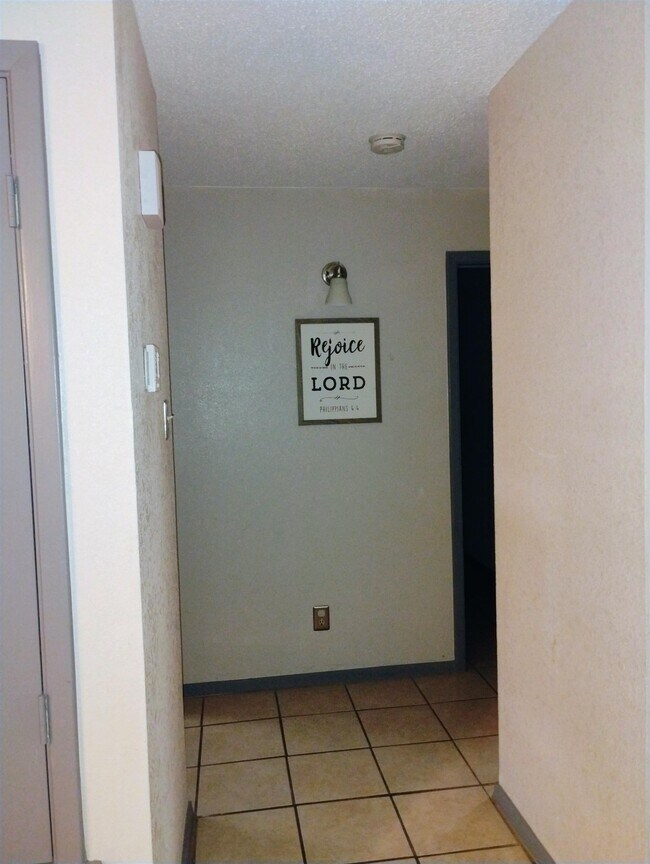 Building Photo - 710 W Cantu Rd