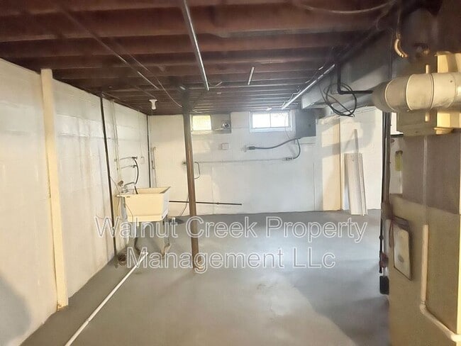 Building Photo - 566 Walnut St