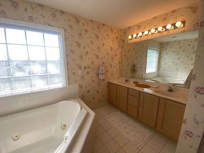 Building Photo - Charming 3-Bedroom Home in Desirable Kure ...