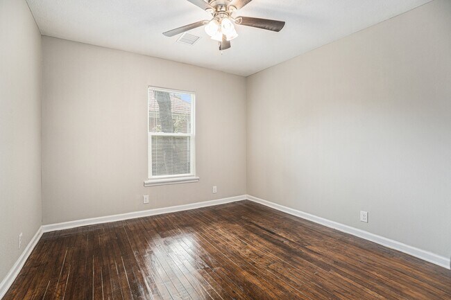 Building Photo - 812 7th Ave N