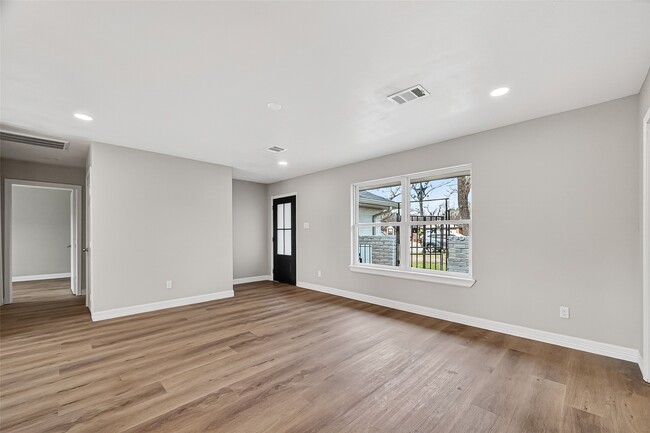 Building Photo - 2003 Isla Dr