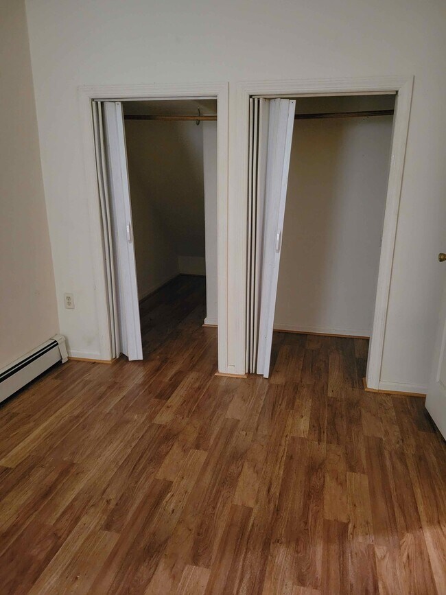 2nd Bedroom with walking closet - 117 Ridgewood Ave
