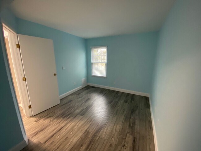 Building Photo - 5123 Singleton Dr