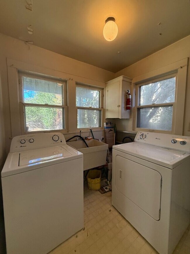 Building Photo - Updated ground floor unit in vintage duple...