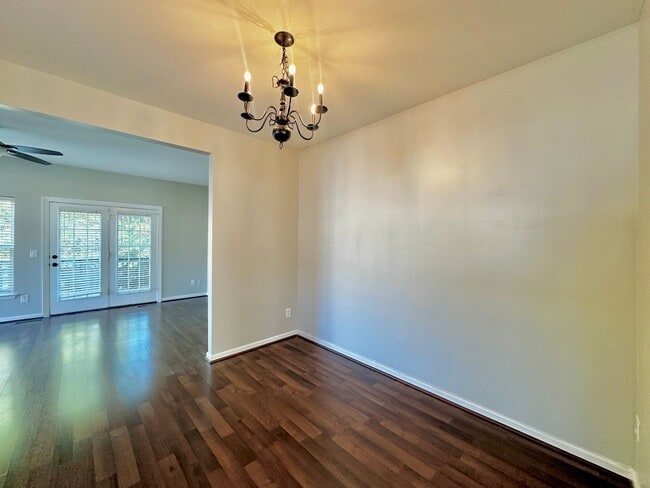 Building Photo - Beautiful 3 Bed 2.5 Bath Townhome Minutes from Cool Springs