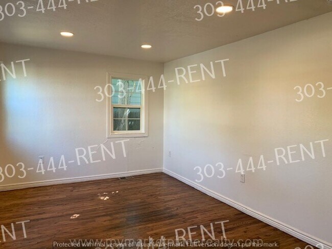 Building Photo - 3 bedroom & 1 bathroom beautiful home! Rea...