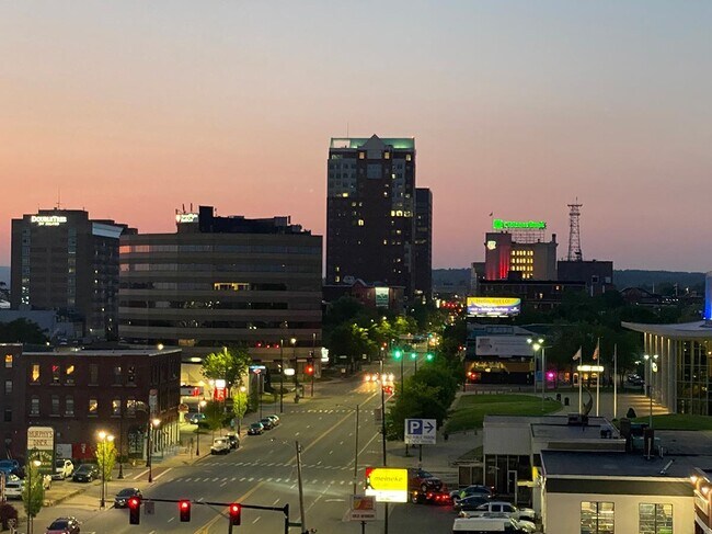 Building Photo - 409 Elm St