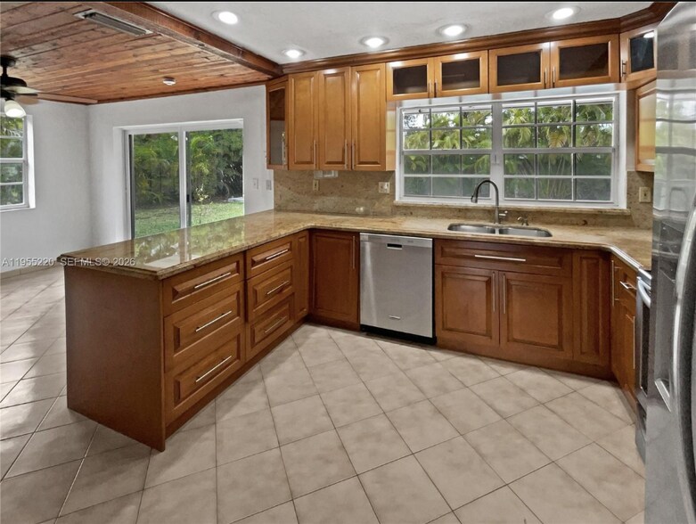 Building Photo - 10001 SW 99th Ave