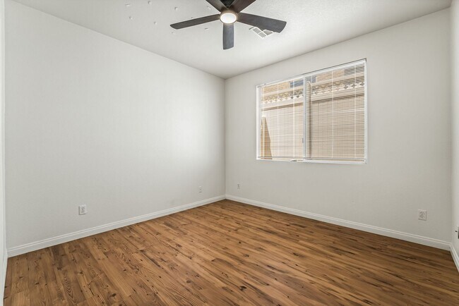 Building Photo - 3 Bedroom, 2 bathroom, 2 Car Garage Home i...