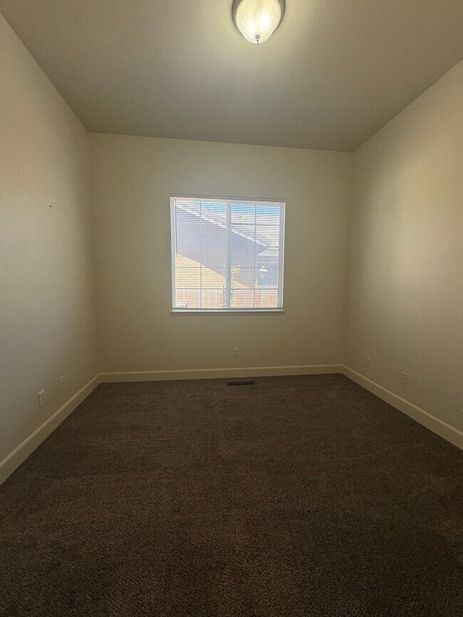 Building Photo - Move in ready North Carson