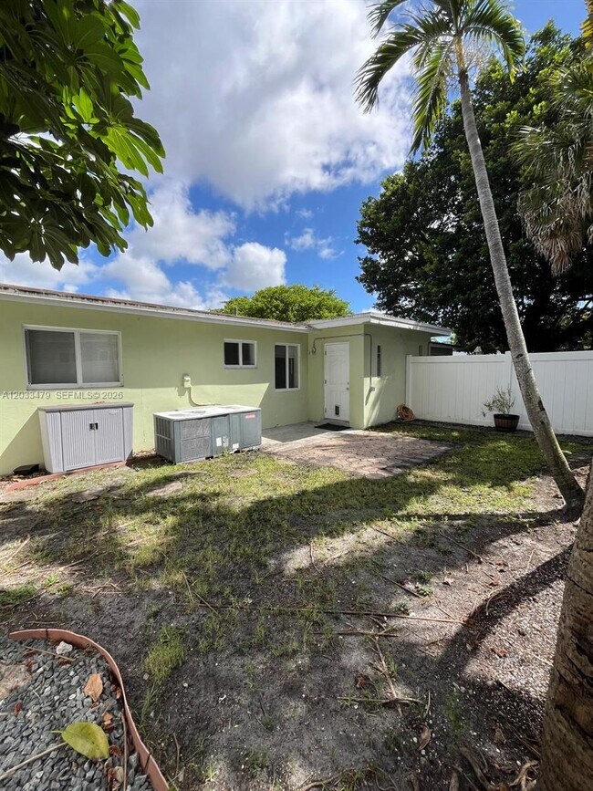 Building Photo - 2500 NW 9th Ln