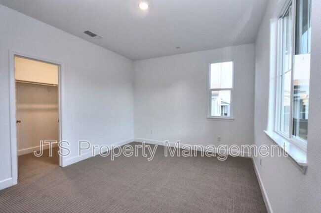 Building Photo - 3349 Hedgerow Ct