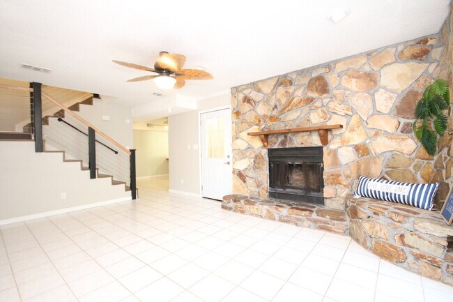 Building Photo - Waterfront Living Nearby – 2/2 Townhouse w...