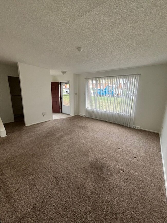 Building Photo - Updated 2 bd/3ba Townhome in Lakewood