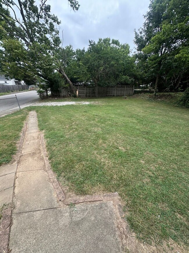 Building Photo - 649 Golfview Dr