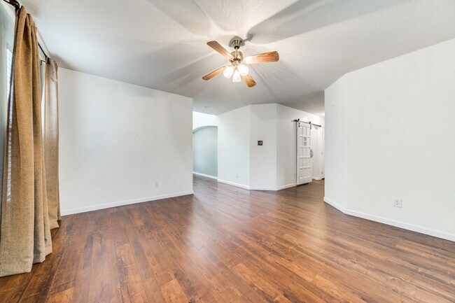 Building Photo - 10811 Marot Field