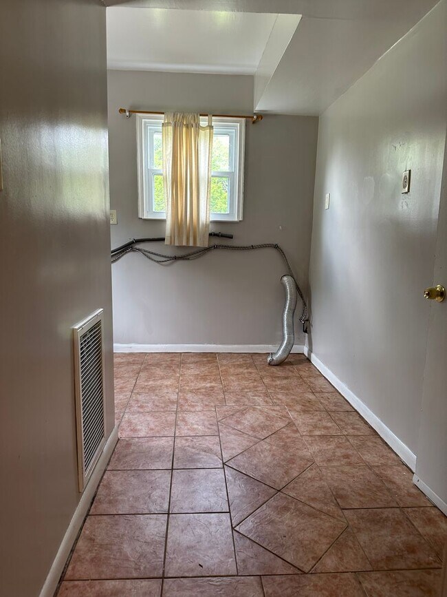 Building Photo - Pembroke Manor-4 bedroom 2.5 bath Single f...